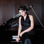 Pianistin Olga Scheps: Mit Dvoráks selten gespieltem Klavierkonzert und dem „Lamentate“ von Arvo Pärt auf Konzertreise