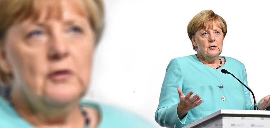 angela merkel hinter rednerpult