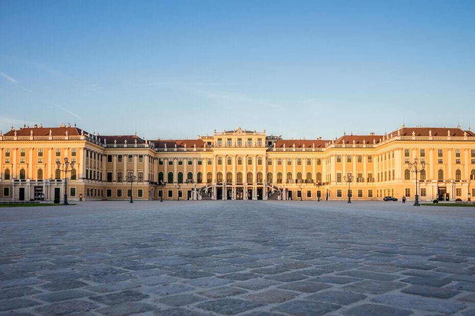 schloss-schoenbrunn-front-pixabay